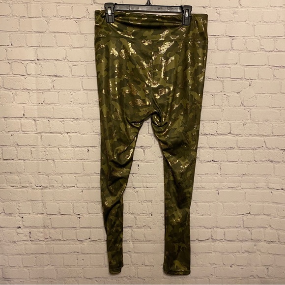 Runway Ready Womens Leggings XL Green Gold Camo Cropped NWT - Picture 3 of 6